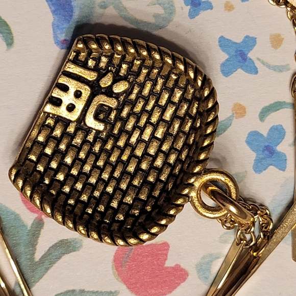 AVON Woven Dustpan Pendant Gold-tone Necklace - Picture 10 of 12